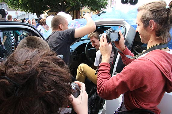 Przywitali specjalny pocig relacji Warszawa-winoujcie! Gwn nagrod byy kluczyki do samochodu terenowego! Zobacz film!