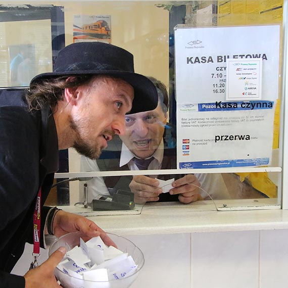 Przywitali specjalny pocig relacji Warszawa-winoujcie! Gwn nagrod byy kluczyki do samochodu terenowego! Zobacz film!