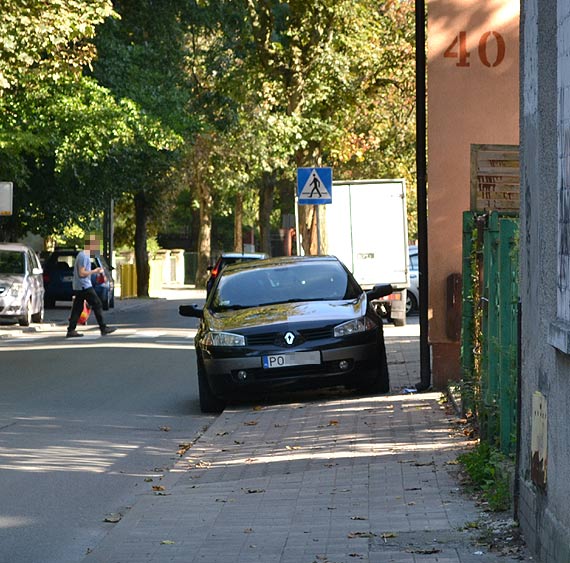 Mieszkaniec: Ciekawe czy u siebie w Poznaniu te tak parkuje... 