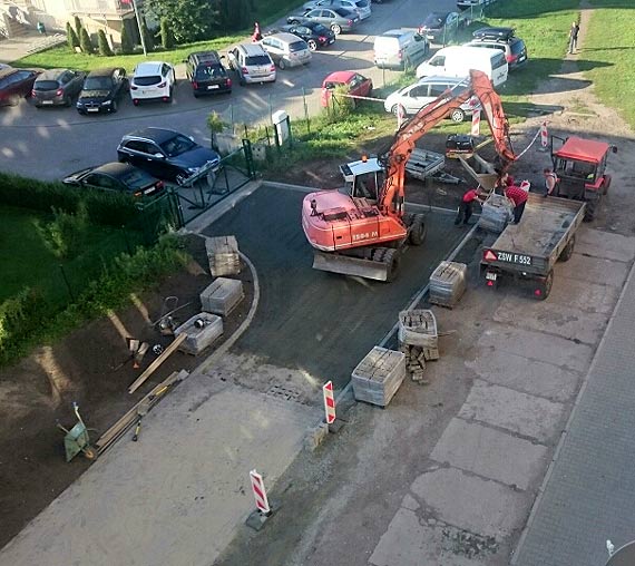 Spartaczona robota. Droga osiedlowa wysypana miakim tuczniem. Mieszkacy nie mog nawet otwiera okien