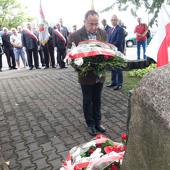 36. rocznica strajkw sierpniowych. Delegacje zoyy kwiaty pod pomnikiem. Zobacz film!