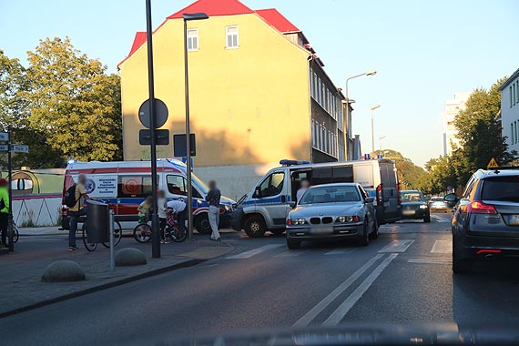 Nie zauway rodziny na pasach, bo olepio go soce! Na ulic Piastowsk wezwani zostali ratownicy medyczni