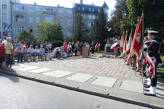 winoujcie pamita o Sybirakach. Na skwerze Zesacw Sybiru zoono kwiaty