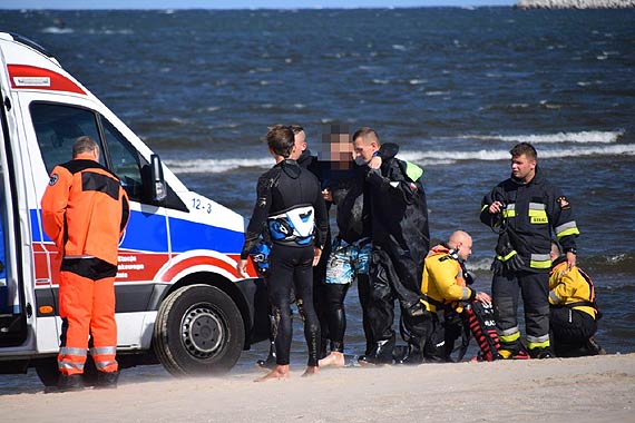 Kitesurfer zasab na desce. Mia ogromne szczcie, e szybko zareagowa jego kolega. Zobacz film!