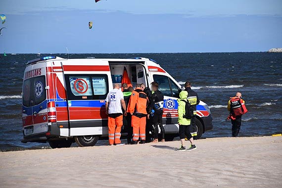 Kitesurfer zasab na desce. Mia ogromne szczcie, e szybko zareagowa jego kolega. Zobacz film!