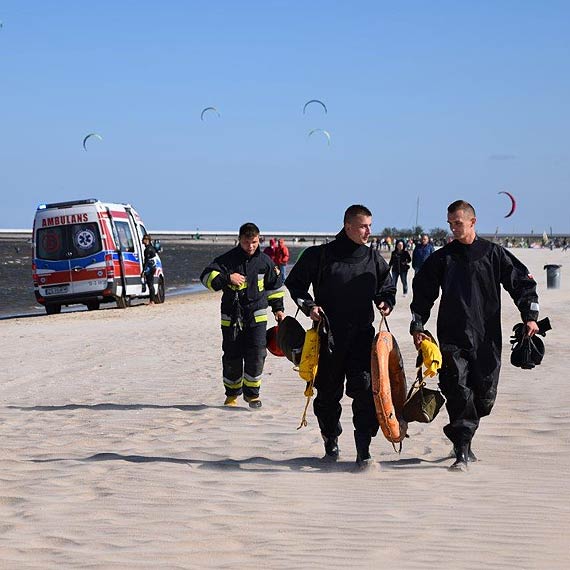 Kitesurfer zasab na desce. Mia ogromne szczcie, e szybko zareagowa jego kolega. Zobacz film!