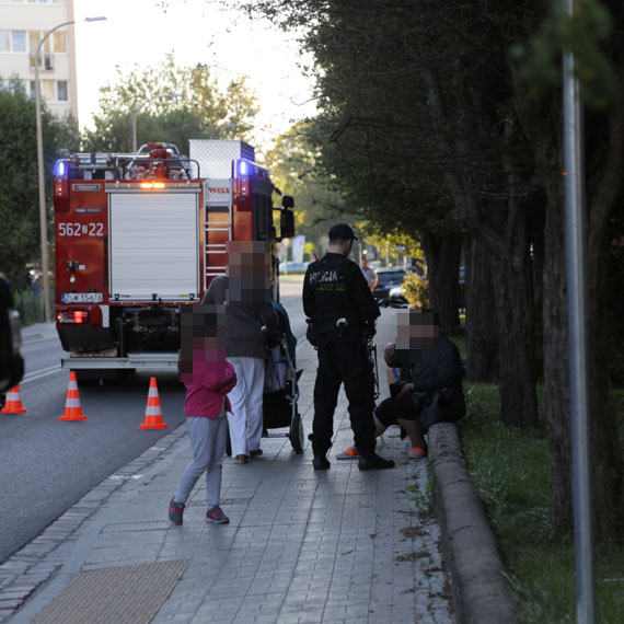 42- latka z Cadillaca potrcia rowerzystk na skrzyowaniu. Policja przypomina: Uwaajmy na rowerzystw!