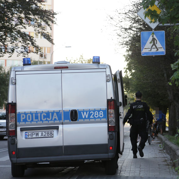 42- latka z Cadillaca potrcia rowerzystk na skrzyowaniu. Policja przypomina: Uwaajmy na rowerzystw!