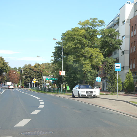 Mieszkaniec: Na 11 listopada kierowcy maj prawo za nic. Notorycznie parkuj w zatoczkach autobusowych