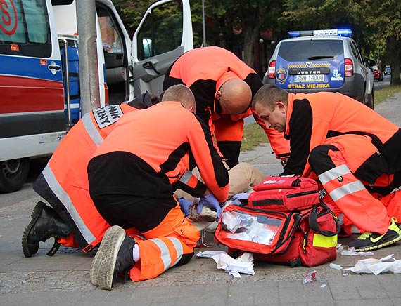 Rowerzystka zasaba i przewrcia si na chodnik. Okazao si, e ma otwarte zamanie kostki