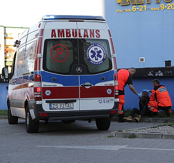 Bezdomny obrazi si, gdy ratownik medyczny przeoy jego napj...