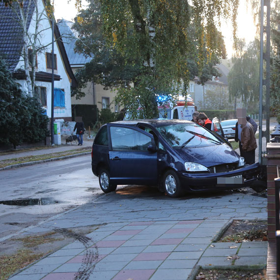 O krok od tragedii! Kierowca forda zjecha na chodnik i zatrzyma si na supie!