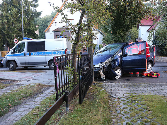 O krok od tragedii! Kierowca forda zjecha na chodnik i zatrzyma si na supie!