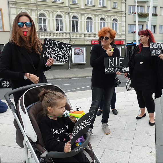 ”Fanatycy religijni chc nam zafundowa redniowiecze”. Czarny marsz przeszed ulicami winoujcia. Zobacz film!