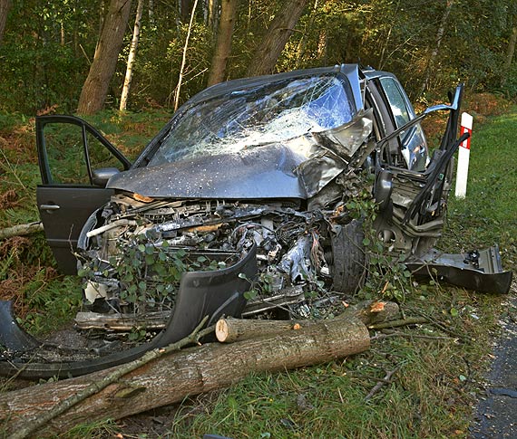 22-latek jadcy w stron winoujcia, nagle zjecha z drogi i uderzy w drzewo