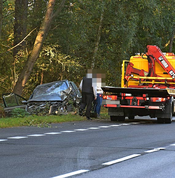 22-latek jadcy w stron winoujcia, nagle zjecha z drogi i uderzy w drzewo