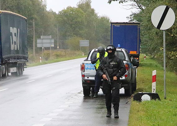 Uzbrojeni funkcjonariusze kontroluj pojazdy na ulicy Woliskiej. Wszystko to za spraw akcji „Schengen”