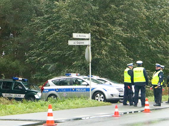 Uzbrojeni funkcjonariusze kontroluj pojazdy na ulicy Woliskiej. Wszystko to za spraw akcji „Schengen”