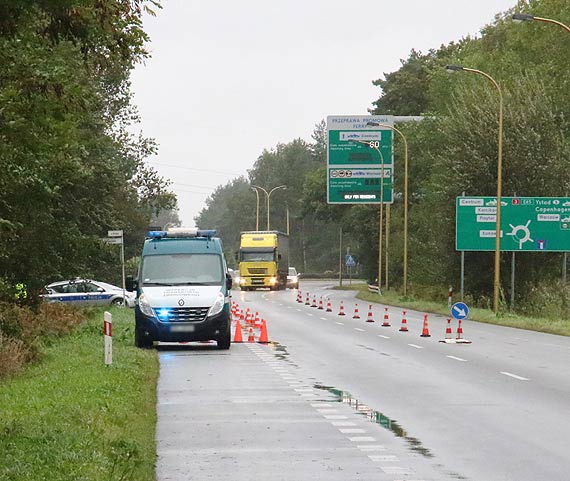 Uzbrojeni funkcjonariusze kontroluj pojazdy na ulicy Woliskiej. Wszystko to za spraw akcji „Schengen”