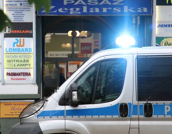 Kopn w baner reklamowy i odszed. Na miejsce wezwani zostali policjanci