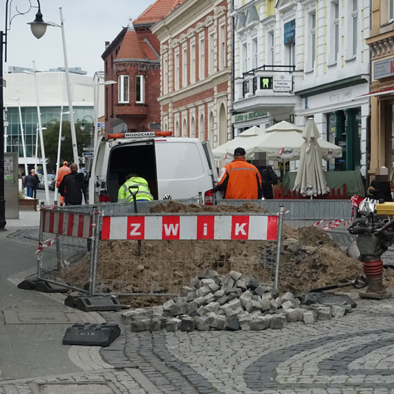 ZWiK rozkopa deptak na Bohaterw Wrzenia. Usuwaj awari