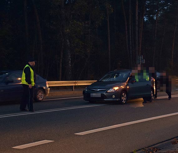 Wyjedajc z ulicy Ssiedzkiej, zagapi si i uderzy w hyundaia. W czasie oczekiwania na lawet, zaprosi drugiego kierowc na herbat