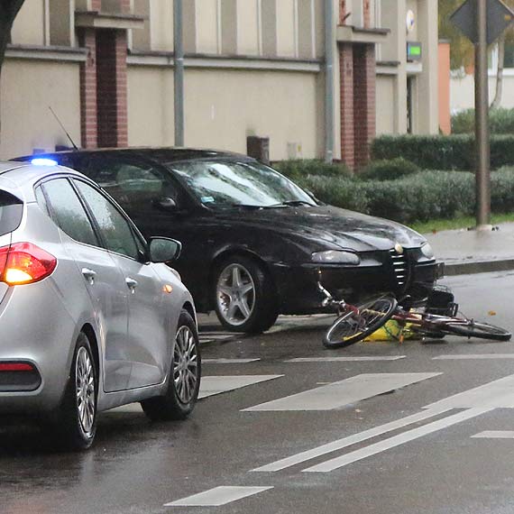 Samochd potrci rowerzyst. Z samochodu odpada tablica rejestracyjna