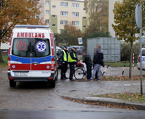 W rowerzystk uderzy samochd osobowy. Kobieta z urazem gowy zostaa zabrana do karetki