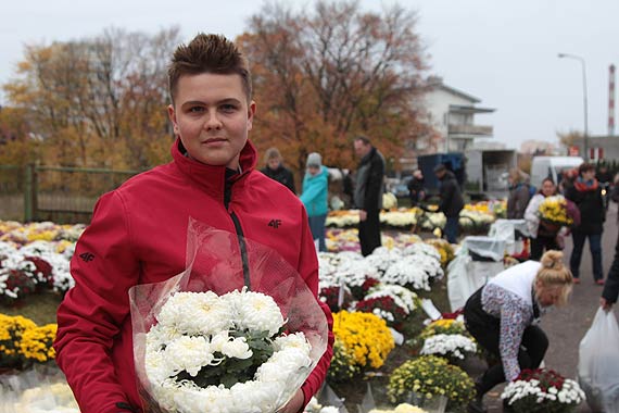 Mimo fatalnej pogody winoujcianie wyruszyli po zakupy przed Dniem Wszystkich witych. Bogata oferta stoisk przed cmentarzem 