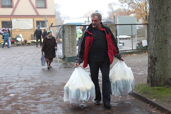 Mimo fatalnej pogody winoujcianie wyruszyli po zakupy przed Dniem Wszystkich witych. Bogata oferta stoisk przed cmentarzem 