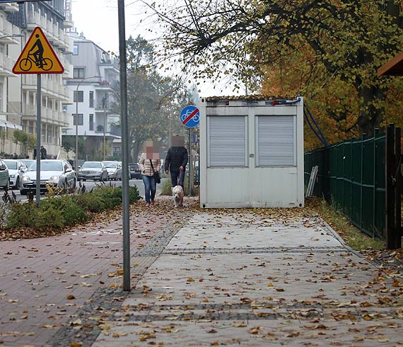 Zostawili biuro wykonawcy, na samym rodku chodnika