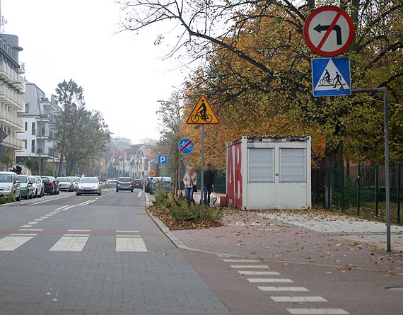 Zostawili biuro wykonawcy, na samym rodku chodnika