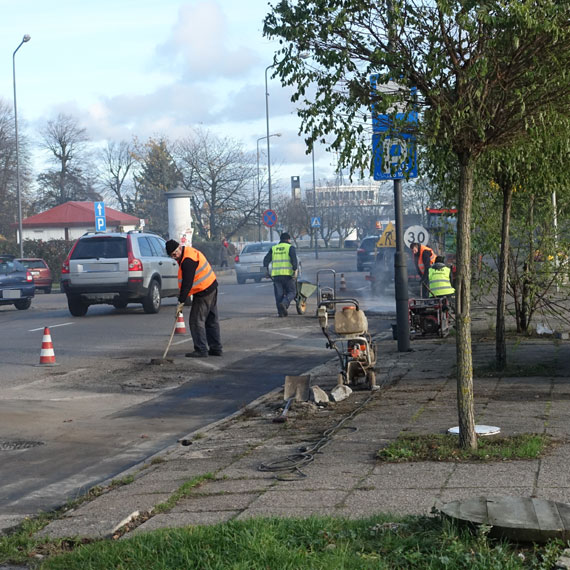 Drogowcy wzili si do pracy. Na Wybrzeu Wadysawa IV podnosz zapadnit cz jezdni