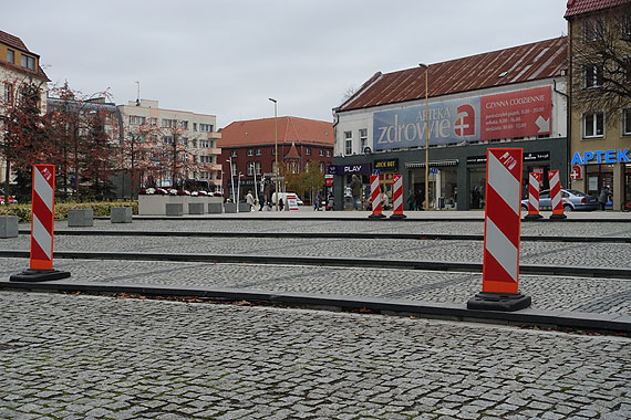 Przedsibiorstwo Robt Drogowych sprawdza stan schodw na Placu Sowiaskim