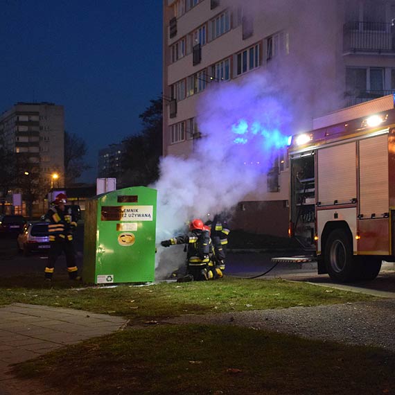 Pon kontener przy budynku ulicy Kotaja 1. Pojemniki na uywan odzie strasz na osiedlach