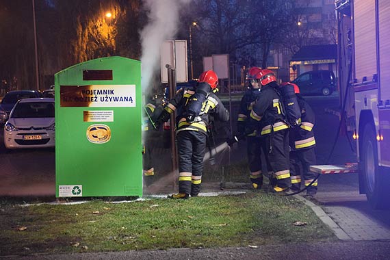 Pon kontener przy budynku ulicy Kotaja 1. Pojemniki na uywan odzie strasz na osiedlach