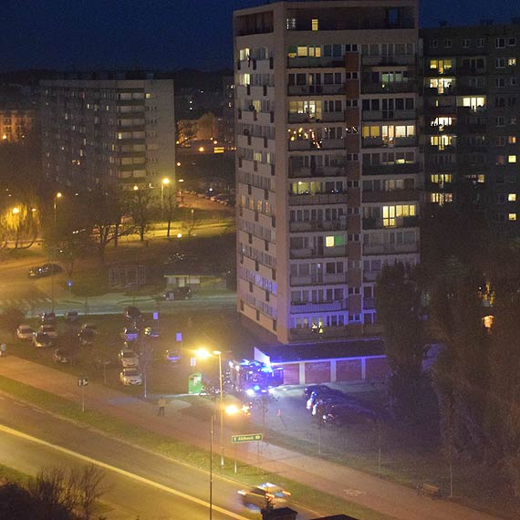 Pon kontener przy budynku ulicy Kotaja 1. Pojemniki na uywan odzie strasz na osiedlach