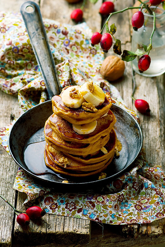 Pancake z malanki z sosem karmelowym i owocami