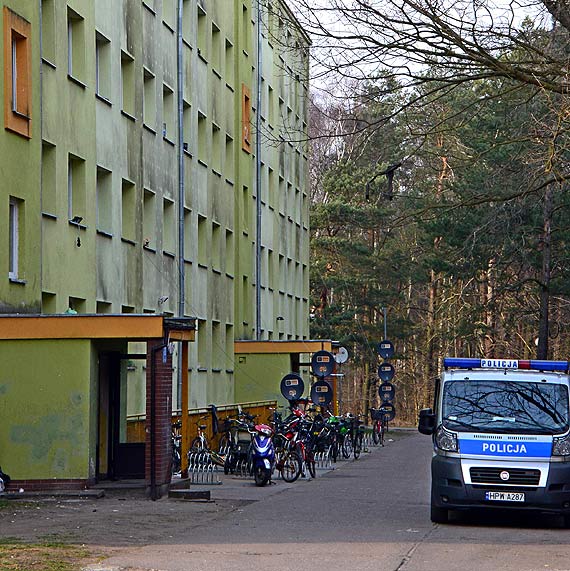 Na Modrzejewskiej podszywaj si pod policjantw i ka sobie paci? Mieszkaniec: Grozili e dzi przyjd i zamkn moj mam...