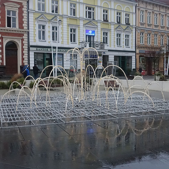 witeczna choinka zdobi ju Plac Wolnoci!