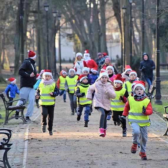  Mikoajkowi reprezentanci z przedszkola nr 3 „Pod aglami” - Bieg Mikoajkowy w Parku Zdrojowym