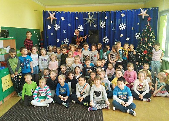 Mikołajkowy koncert skrzypcowy Marcina Dilinga w Przedszkolu Miejskim nr 3 "Pod Żaglami"