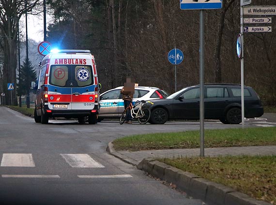 Kierowca forda potrci rowerzyst. Kobieta trafia do szpitala