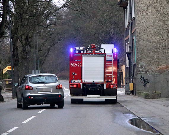 Poczu zapach spalenizny, wezwa na pomoc straakw