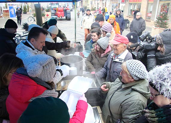 Aby w nadchodzce wita nikt nie by godny... Ludzie o wielkim sercu rozdali ponad 4000 pierogw, 250 litrw barszczu i dziesitki kilogramw kapusty! 