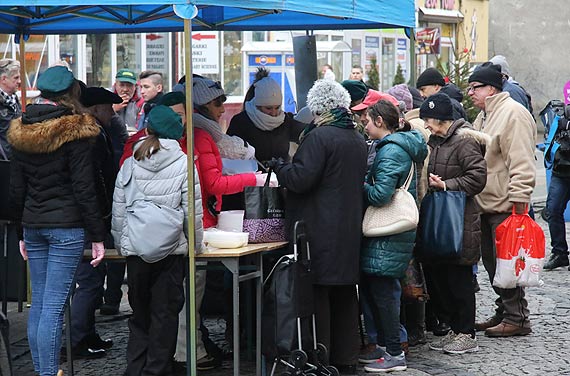 Aby w nadchodzce wita nikt nie by godny... Ludzie o wielkim sercu rozdali ponad 4000 pierogw, 250 litrw barszczu i dziesitki kilogramw kapusty! 