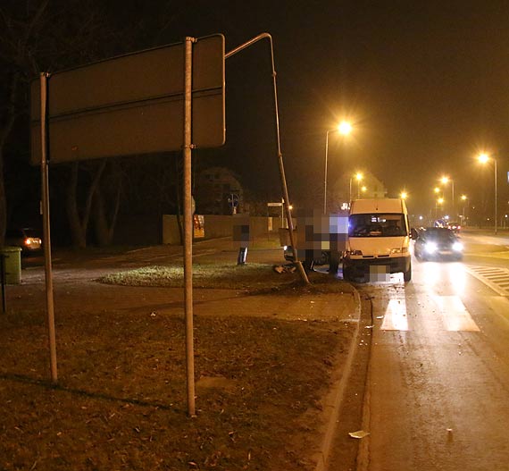 Dostawczym citroenem uderzy w latarni. Twierdzi, e olepiy go wiata samochodu