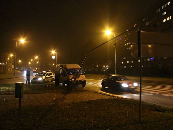 Dostawczym citroenem uderzy w latarni. Twierdzi, e olepiy go wiata samochodu