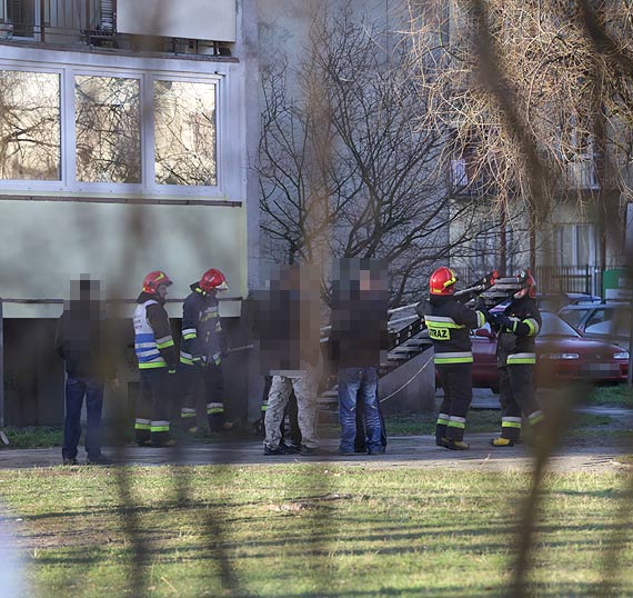 Trwa obawa na noownika. Policjanci weszli do mieszkania osoby, ktra moga mie zwizek z zabjstwem mczyzny