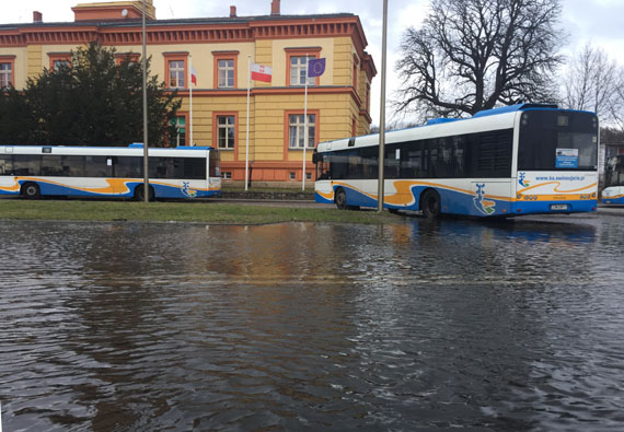 Alarm przeciwpowodziowy w winoujciu! Woda wdziera si do miasta! Zobacz film!